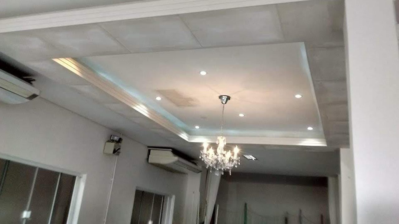Sala residencial em Joinville com forro de gesso, sanca e iluminação embutida executados pela Gesso Joinville